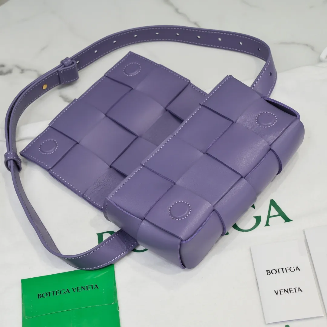 #𝐓𝐇𝐄 𝐁𝐄𝐋𝐓 𝐂𝐀𝐒𝐒𝐄𝐓𝐓𝐄 Checkered waist bag🔻 The hot cassette has a new style. The lambskin material is very light and has the same high-grade touch as always. It can be used as a handbag, waist bag, crossbody, or shoulder bag. Small and exquisite but very easy to use, it is stress-free to install iPhone plus, 💄lipstick 🕶️sunglasses! It continues the square shape of the cassette bag and does not deform after loading. It has a very concave shape! 【6815#】 Size: 17.5*9.5*5cm